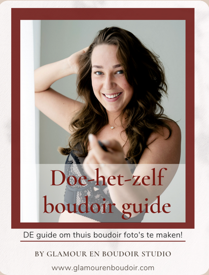 Een vrouw met golvend bruin haar lacht en houdt een spiegel vast, terwijl ze een doe-het-zelf-handleiding voor boudoirfotografie promoot.