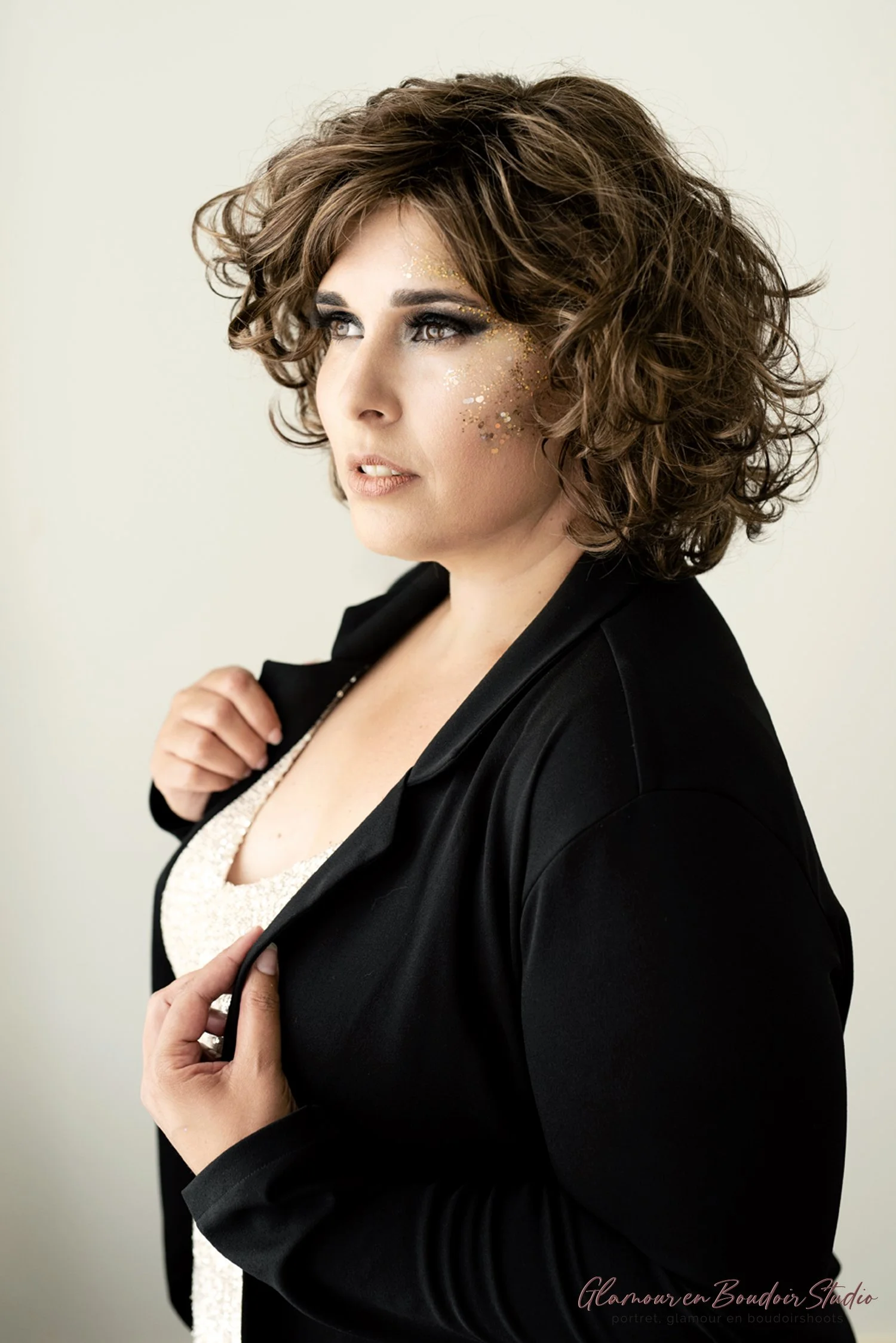 Vrouw poseerd voor foto met blazer aan, vrouwelijk en zakelijk.