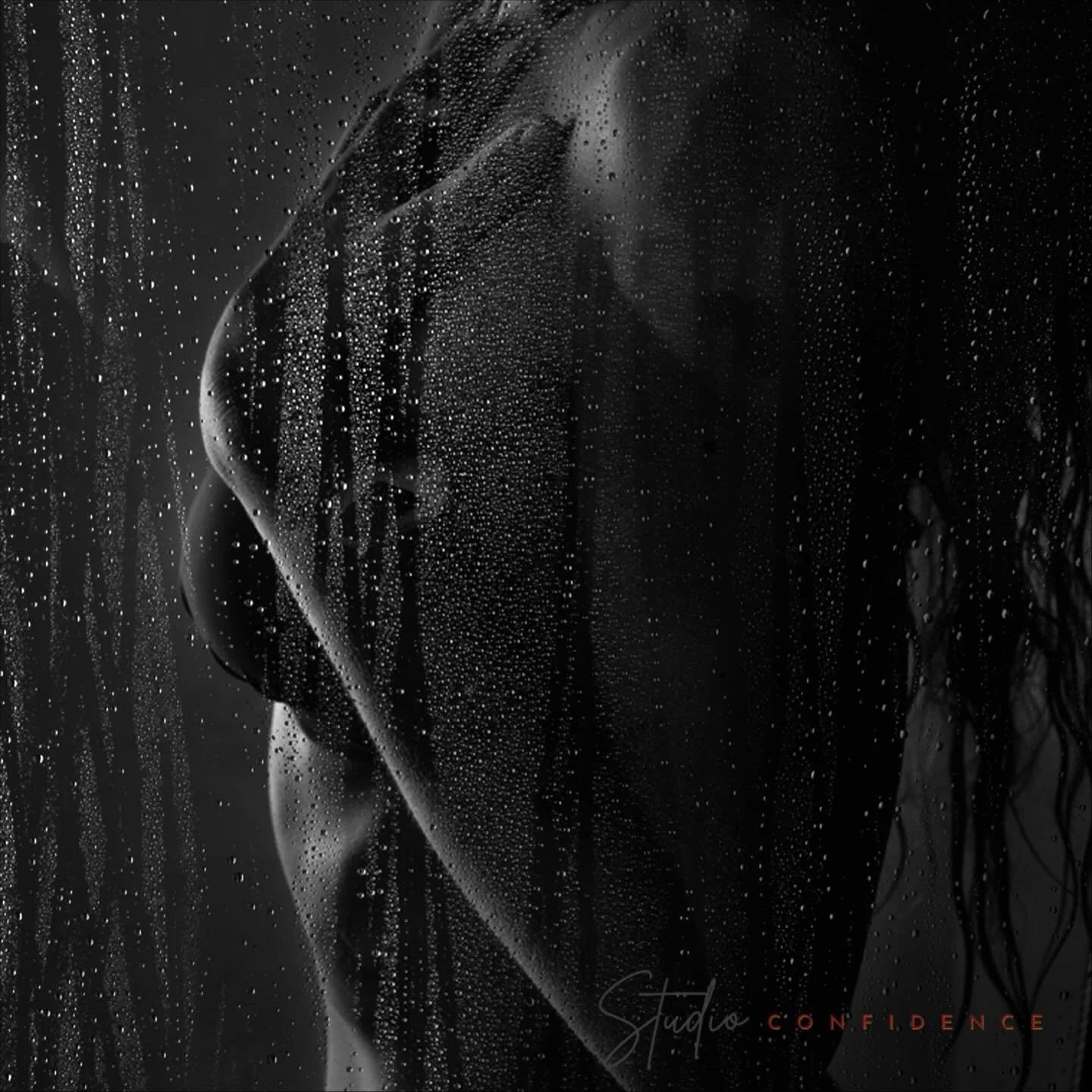 vrouw in douche met druppels