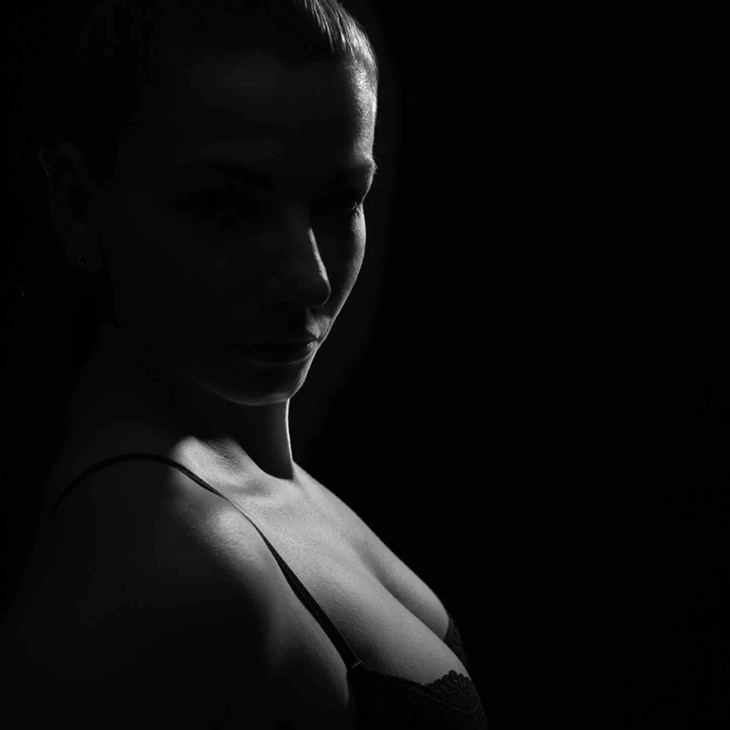 Sneakers peak!!!

Dit is een kleine sneak peak van een sessie die bestond uit proberen.
Zonlicht nabootsen met flits voor dit soort tijdloze portretten.

En dat doe ik vaak met een vriendin van mij die geduld heeft en een fantastisch lichaam voor bou