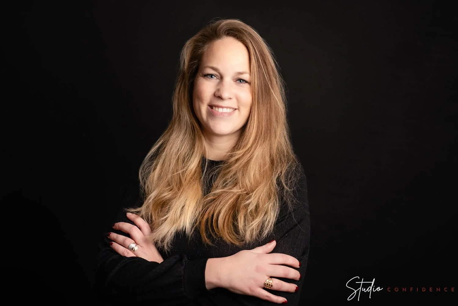 Even voorstellen: Mariella

Bij Studio Confidence sinds 2021 denk ik.
Want inmiddels is zeal zooo lang een vast gezicht van het team.
Een kei in kapsels, make-up en een luisterend oor.
Bij Mariella kom je zeker tot rust!

Wat je misschien niet wist i