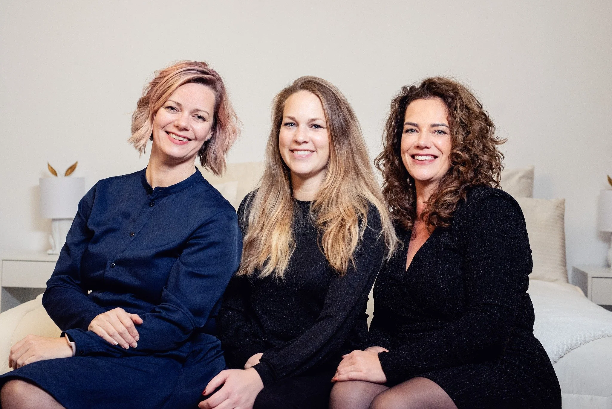 Het team van Studio Conifdence

Hoe goed ken jij ons?
Doe de quiz en deel je antwoorden!

1. Hoeveel kinderen heeft Mariella?

A. 1
B. 2
C. 3

2.Hoe kwam Linda in het Studio Confidence team?

A. Mandy &amp; Linda zijn verre nichten van elkaar
B. Lind