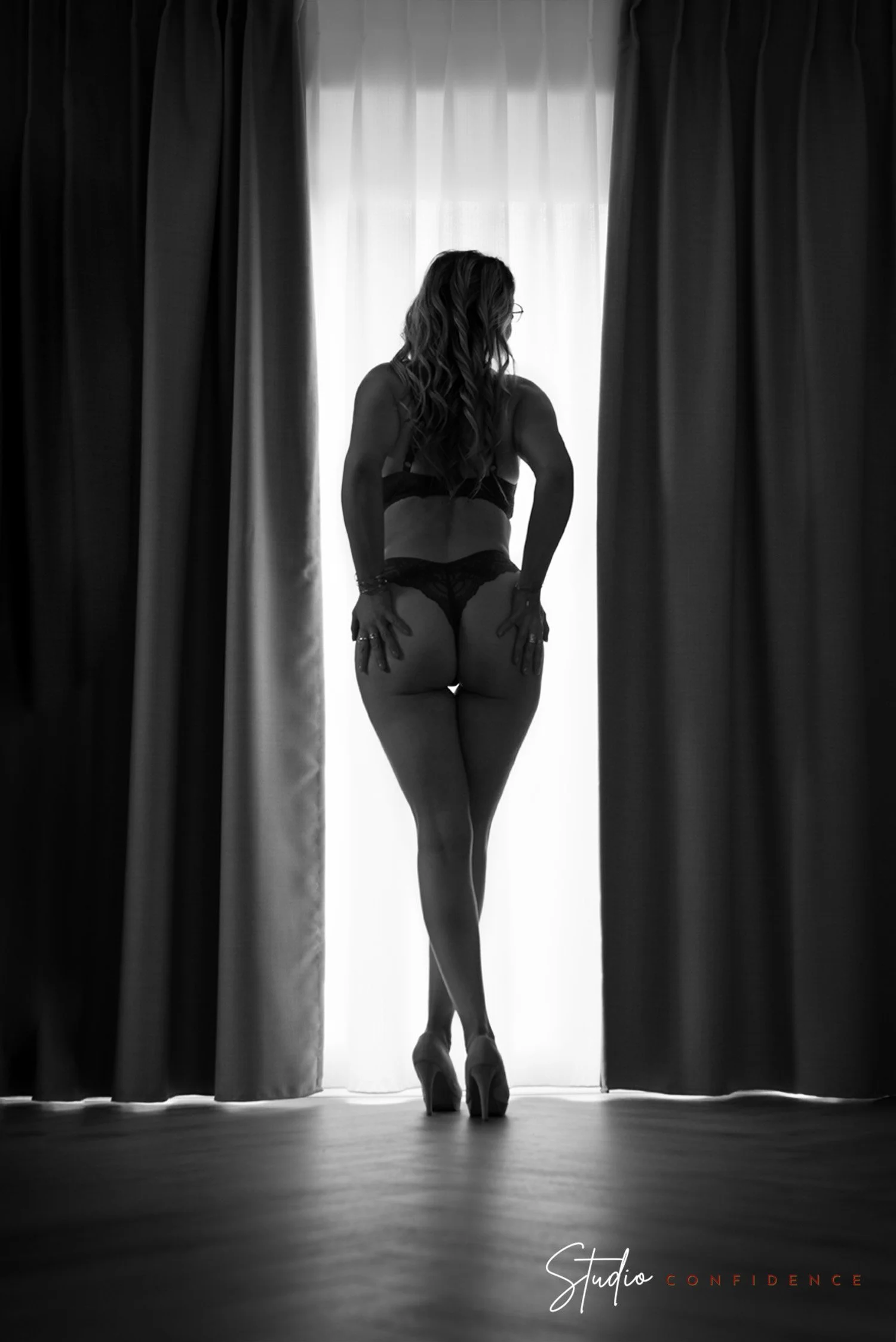sensueel boudoir vrouw voor gordijn in lingerie uitdagend