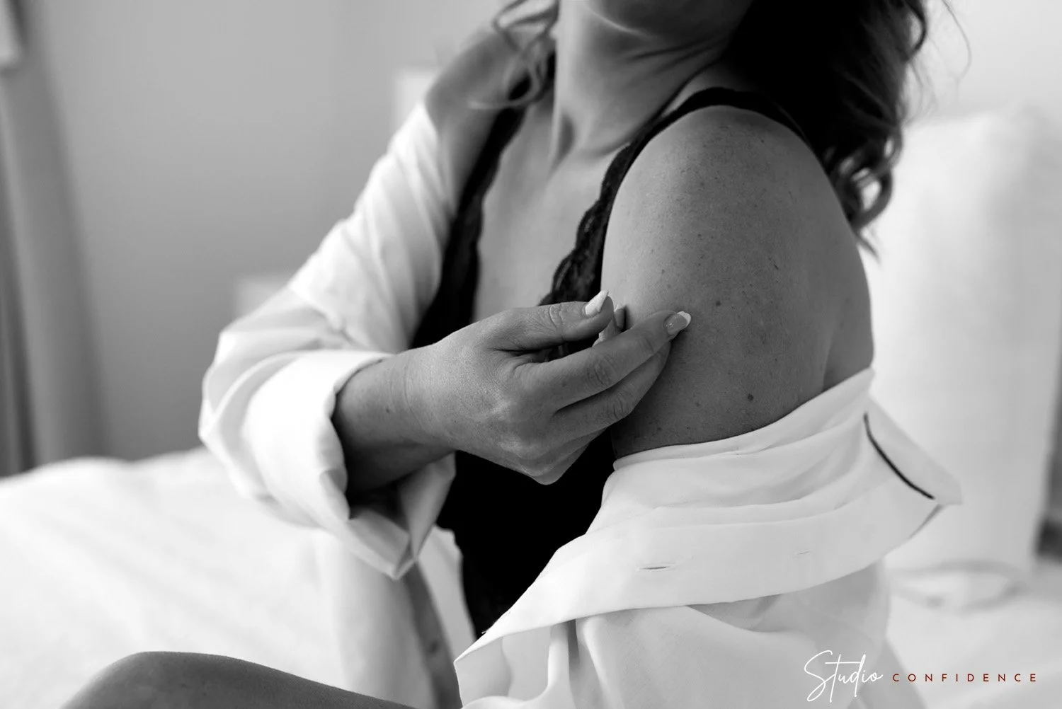 vrouw met hand zacht en geposeerd op schouder