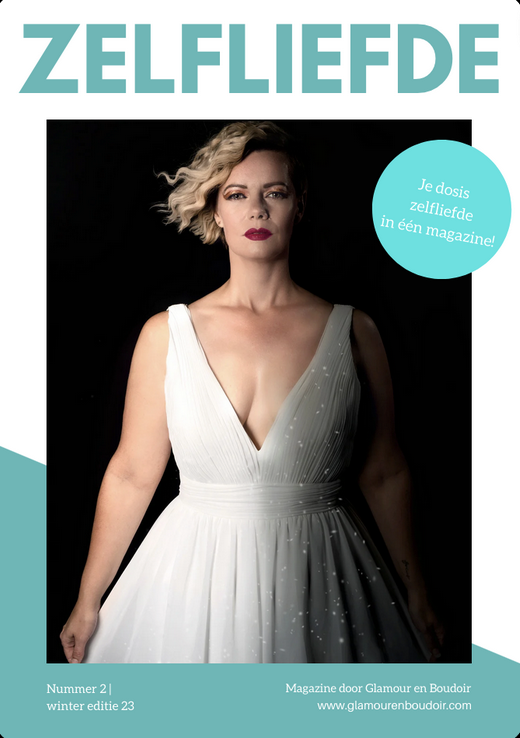 Een vrouw met kort, golvend blond haar, gekleed in een witte jurk met een diepe V-hals, staat tegen een zwarte achtergrond op de cover van een tijdschrift met de titel "Zelfliefde".