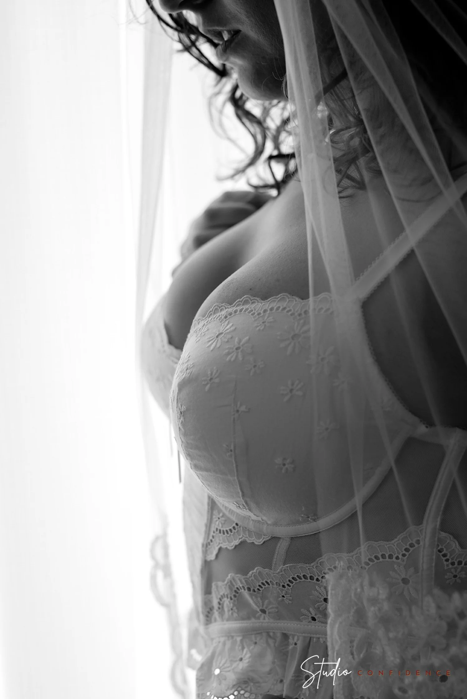 vrowu met sluier en lingerie