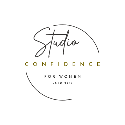 Logo met de woorden studio confidence in scrips, gele en sierlijke letters met een cirkel eromheen.