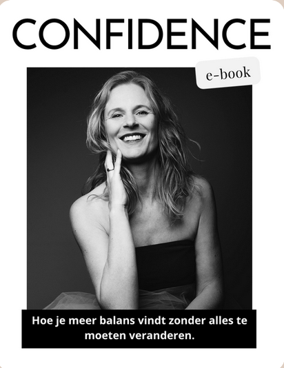 Omslag van een e-book over zelfvertrouwen, met een lachende vrouw met schouderlang haar en een strapless topje, in zwart-wit.