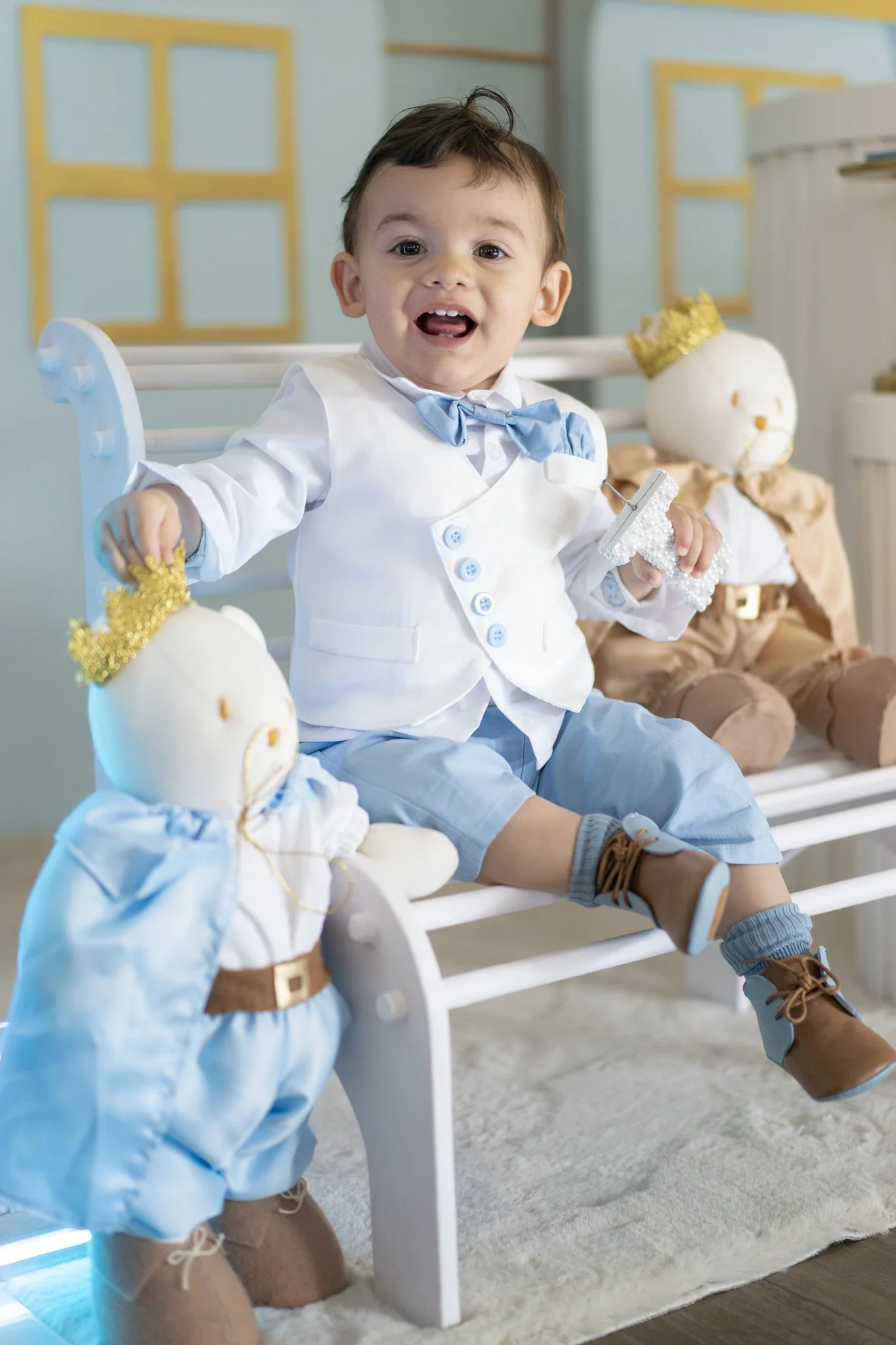 Lachende peuter in feestoutfit tijdens eerste verjaardag – kinderportretten, evenement fotografie Oost-Vlaanderen.