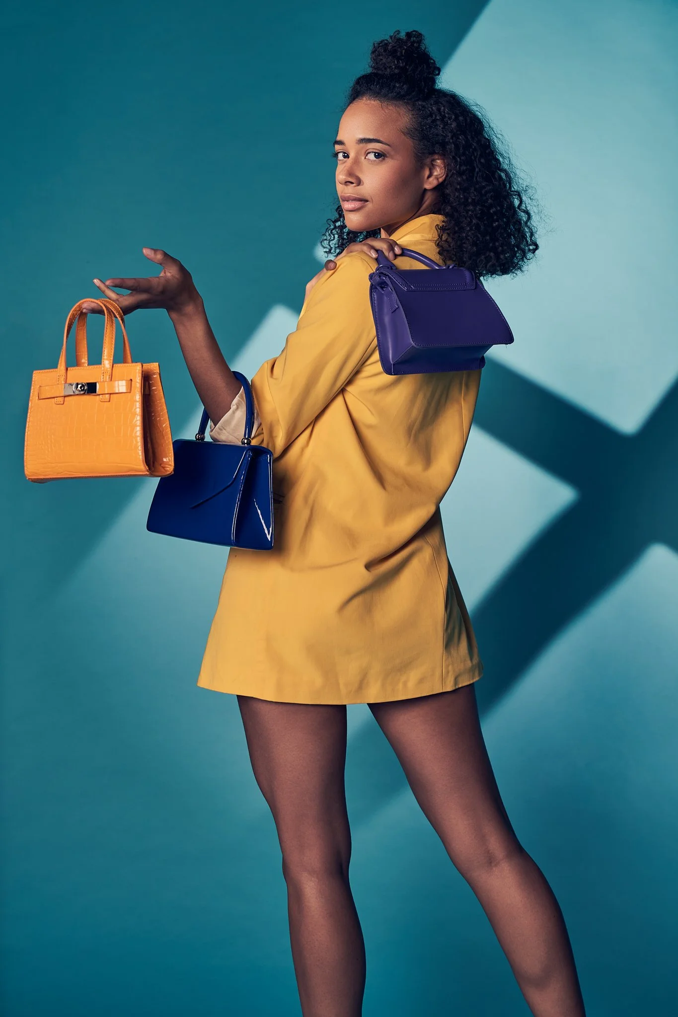 Kleurrijke commerciële fotografie met een speelse twist. Deze campagne voor handtassen brengt grafische schaduwen en high fashion samen in een opvallend kleurpalet. Fotograaf uit Gent: Simon Rogghe.