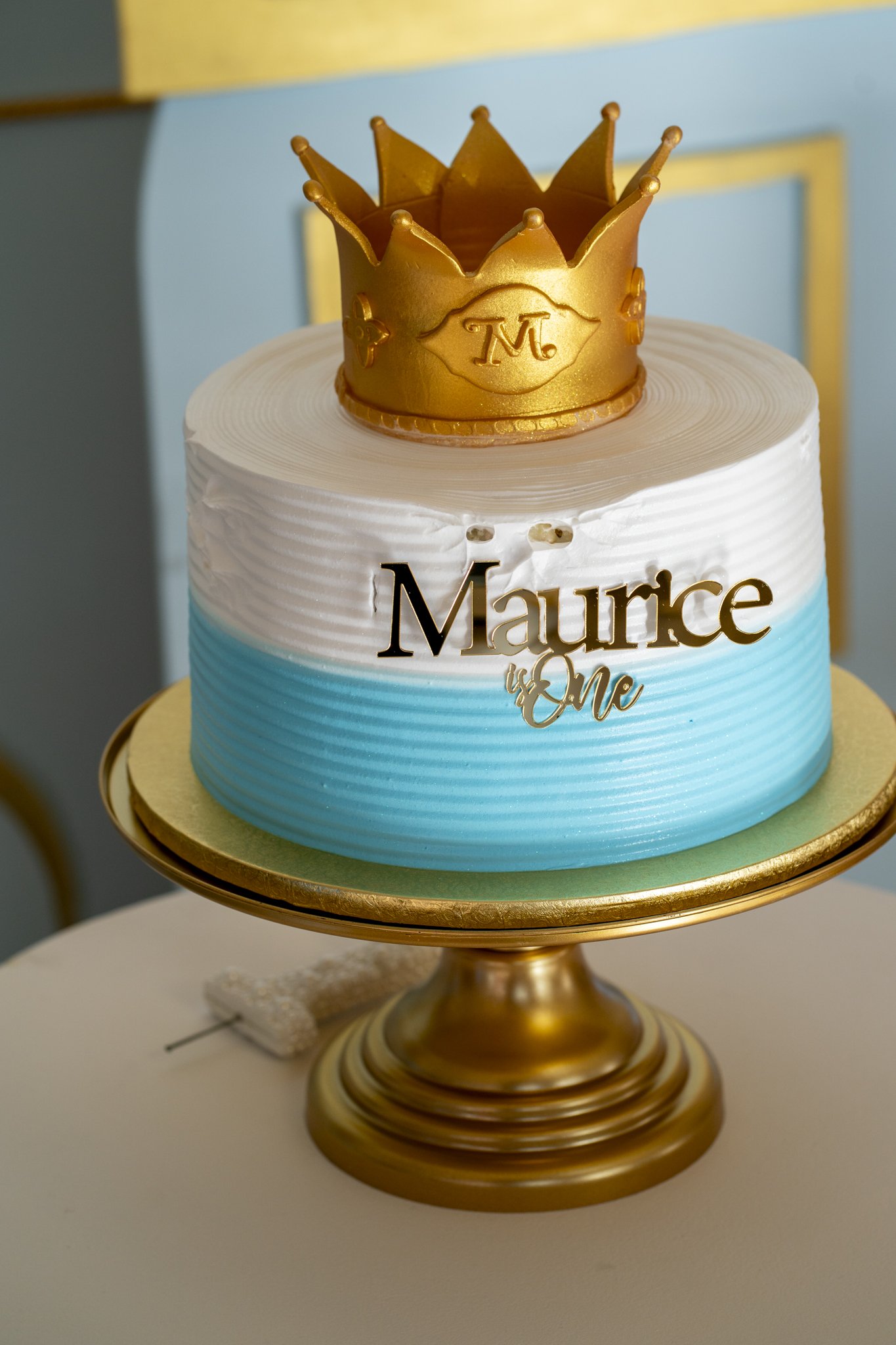 Verjaardagstaart met gouden kroon bij eerste verjaardag – detailfoto event styling Gent.