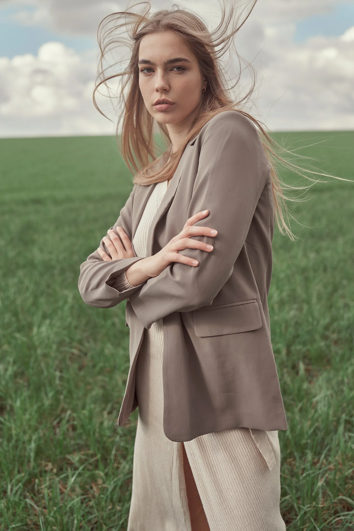 Mannequin en extérieur pour portfolio professionnel à Gand — portrait mode naturel dans un paysage belge.