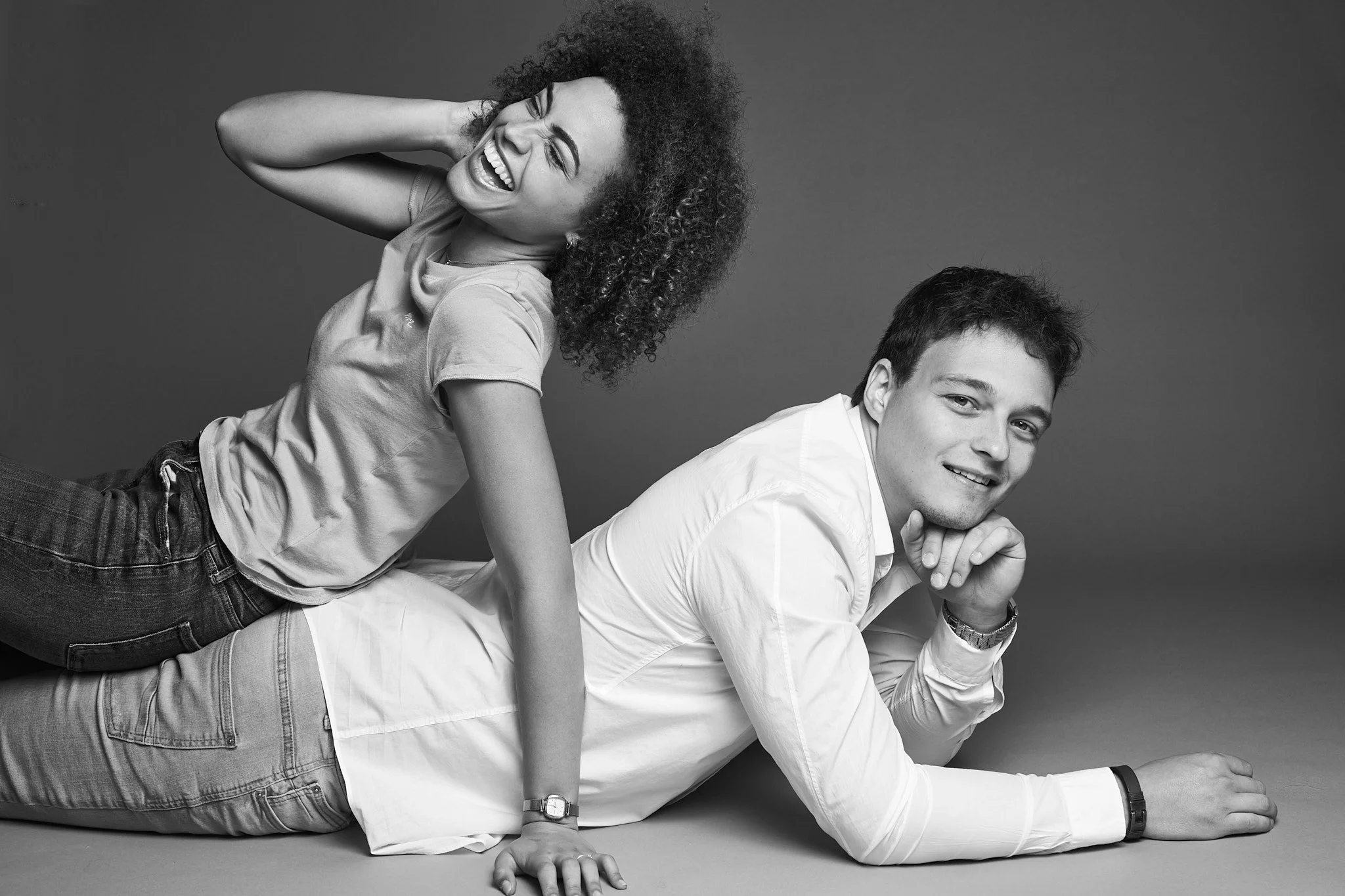 Zwart-wit portret van lachend koppel in studio – professionele fotoshoot Gent