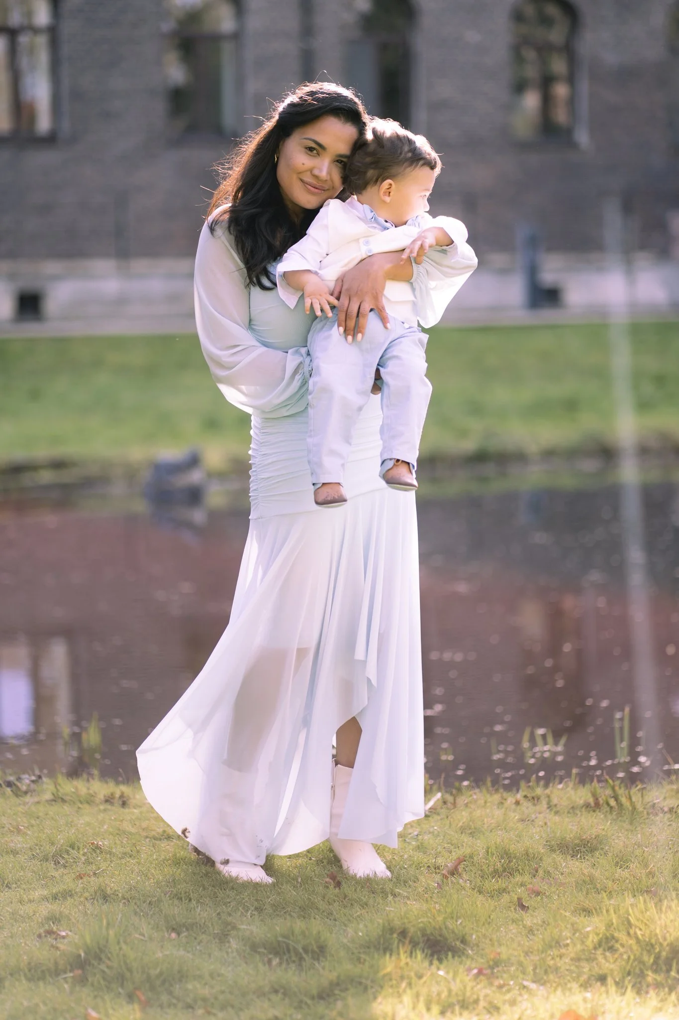 Portret van moeder en kind buiten bij vijver – lifestyle familie fotografie Oost-Vlaanderen.