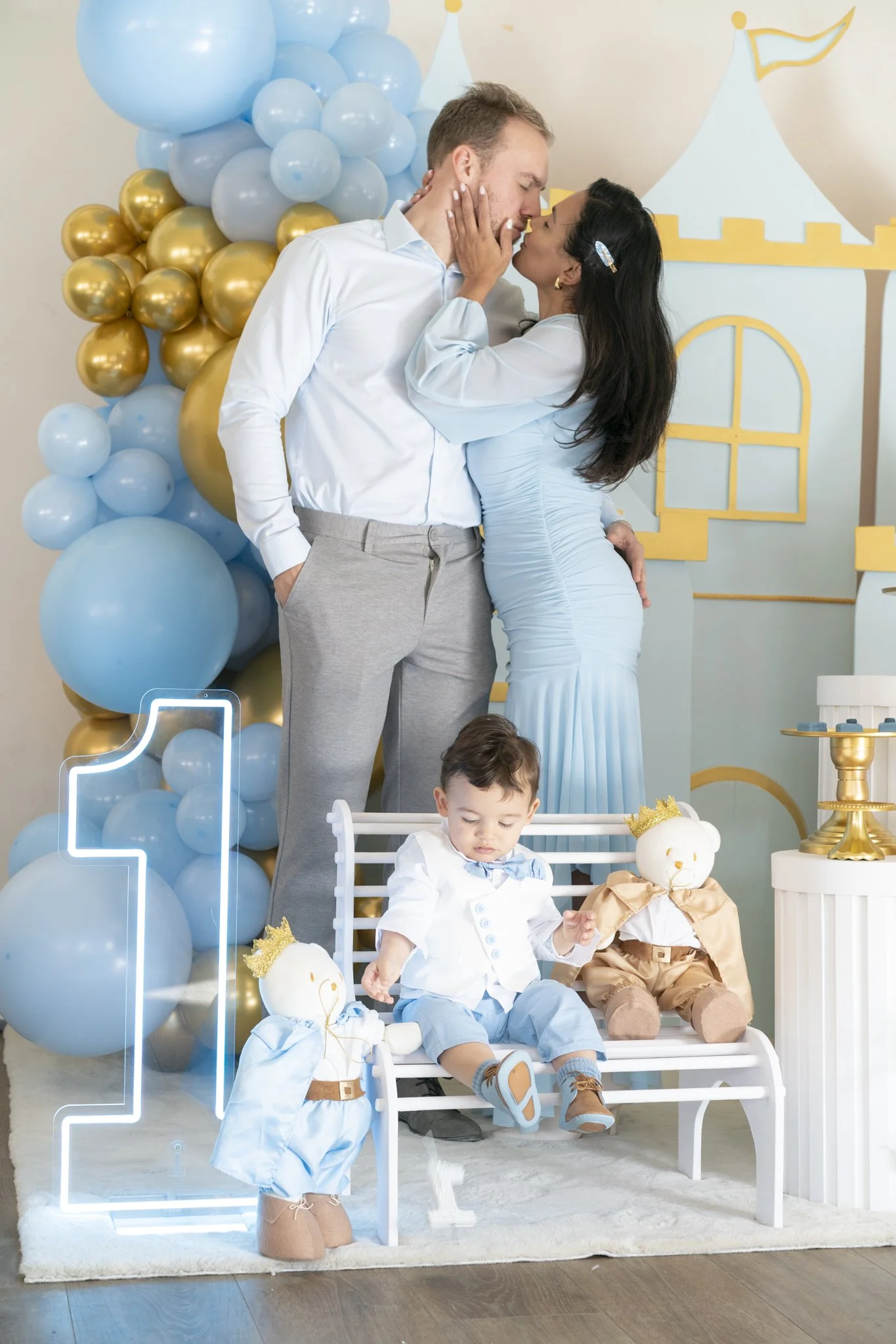 Gezinsfoto tijdens eerste verjaardag met ouders en kind voor feestelijk decor – evenement fotograaf Gent, familiefeest reportage.