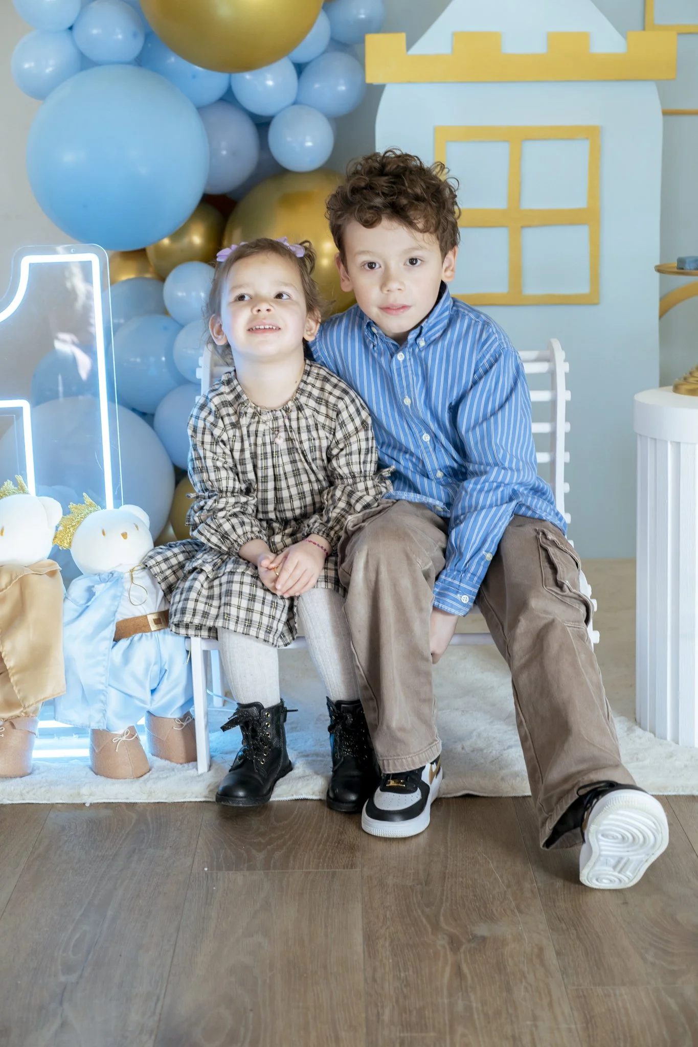 Brother and sister portret tijdens kinderfeest – spontane kinderfotografie, evenement fotograaf Gent.