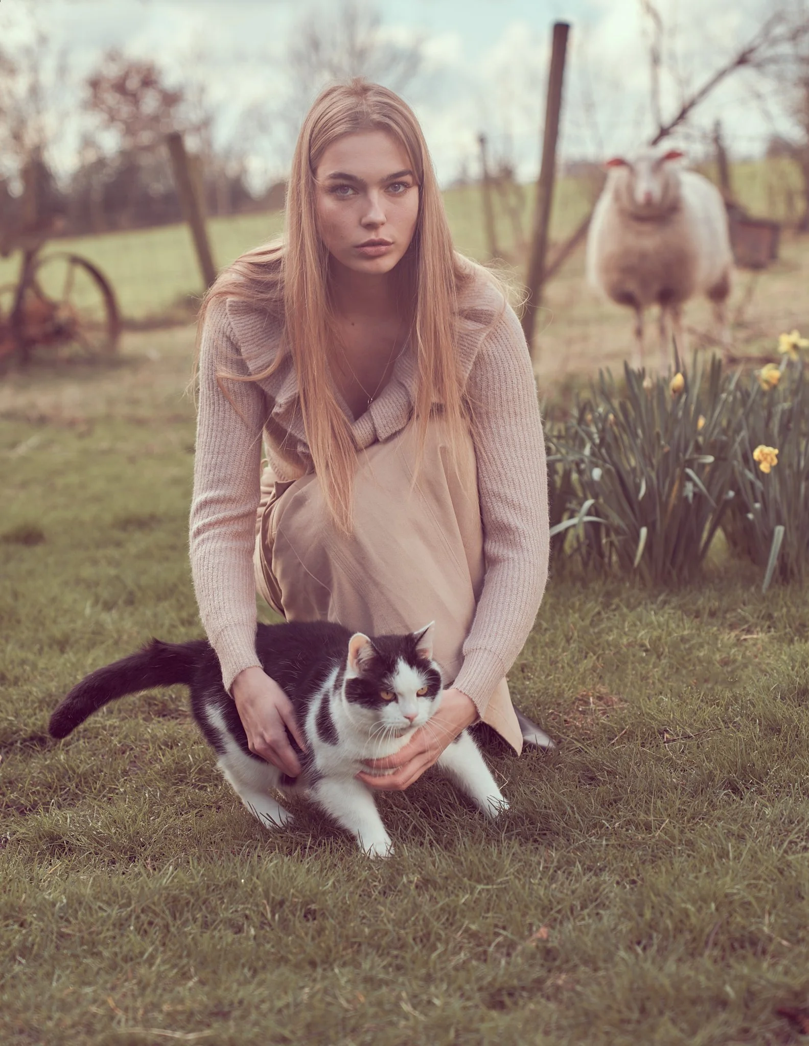 Dromerig editorial portret van een vrouw met haar kat in een landelijke omgeving — professionele portretfotografie met dieren in Gent en Oost-Vlaanderen.
