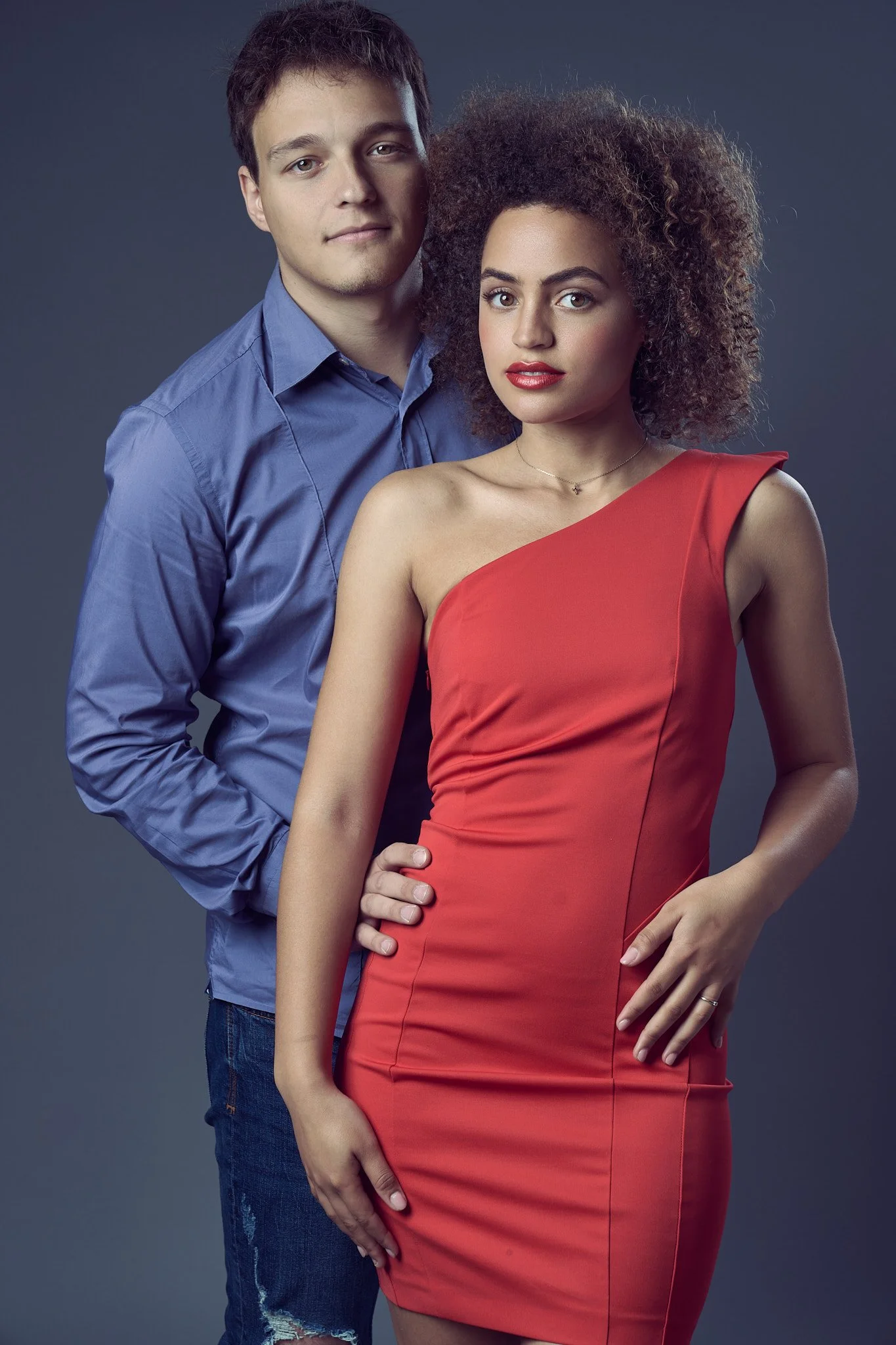 Loveshoot met kleurrijke styling – van studioglans tot urban textuur