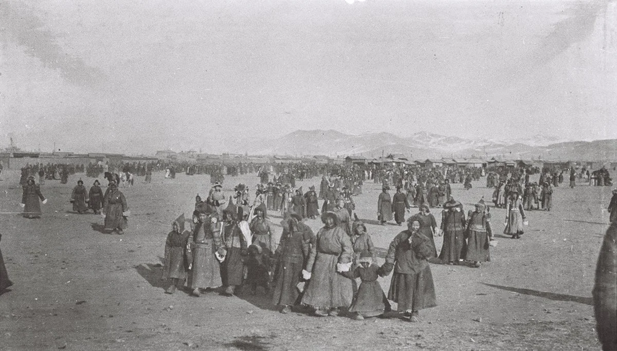  The crowd waiting about at Bogdo-Khan’s coronation, Urga 1911/TAR 