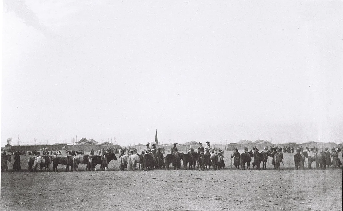  Mong. Soldiers lining the road from Bogdo-Khan’s palace to the golden temple at the coronation 1911/TAR 