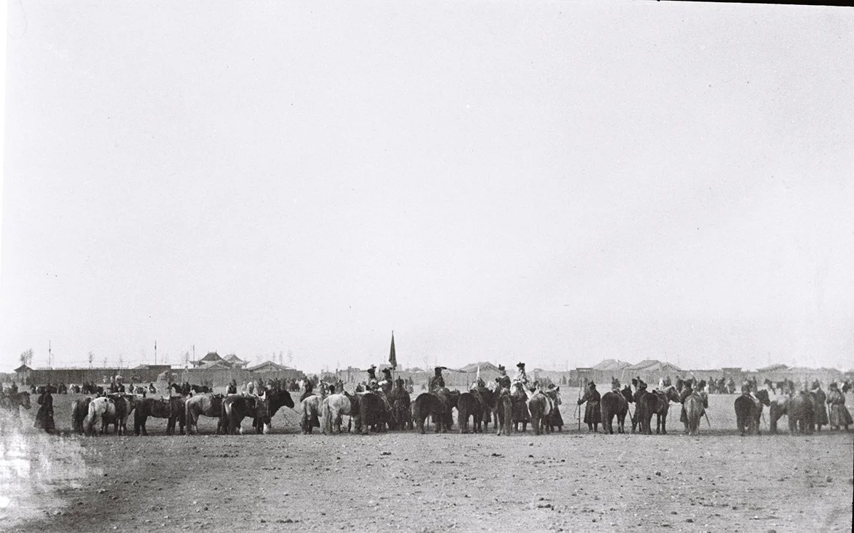  Mong. Soldiers lining the road from Bogdo-Khan’s palace to the golden temple at the coronation 1911/TAR 