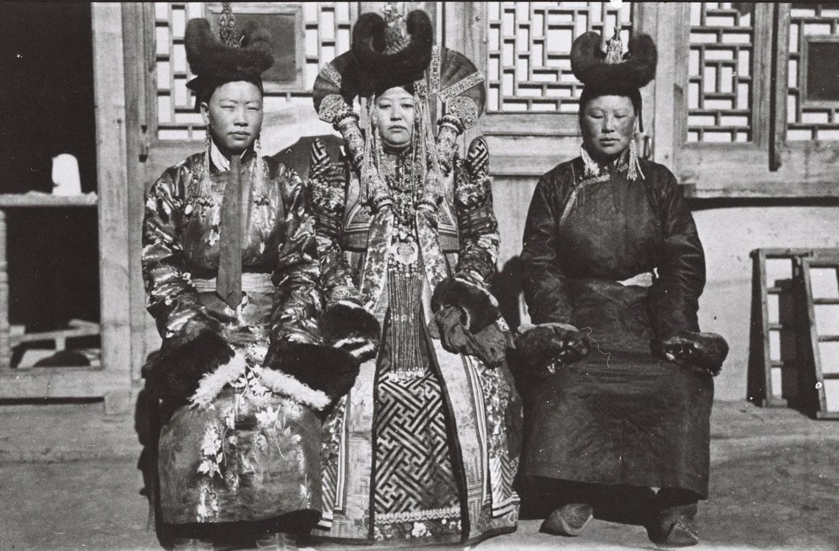  3 Mong. Ladies dressed for Tsagan Sar, seen fr. front 1912/TAR 