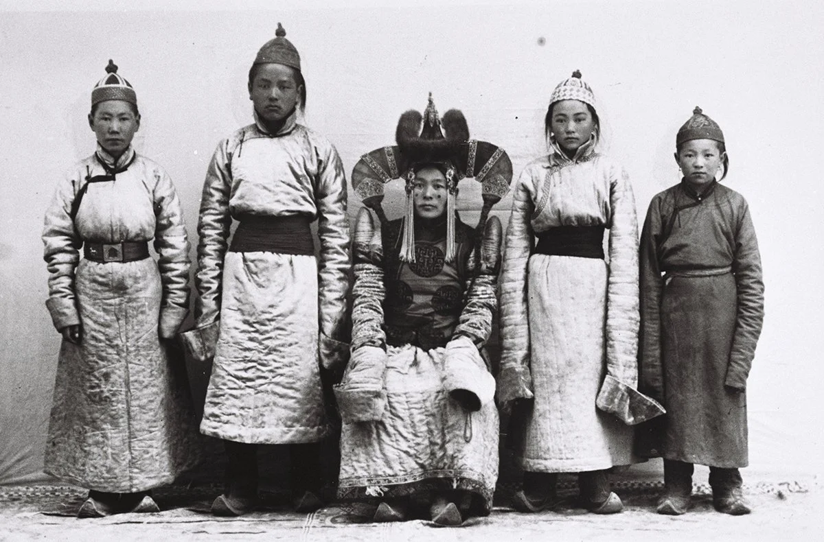  Mongolian princess with four children, about 1920/CHI 