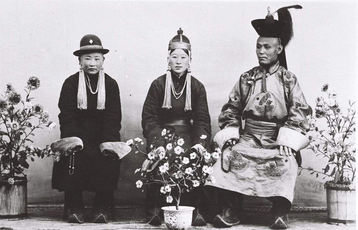  Mong. Official, old style, with two girls, about 1920/CHI 