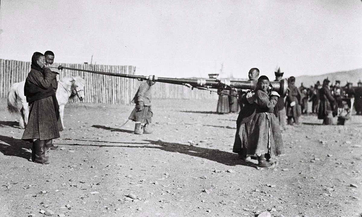  Lamas with long trumpets at Urga in 1912/TAR 