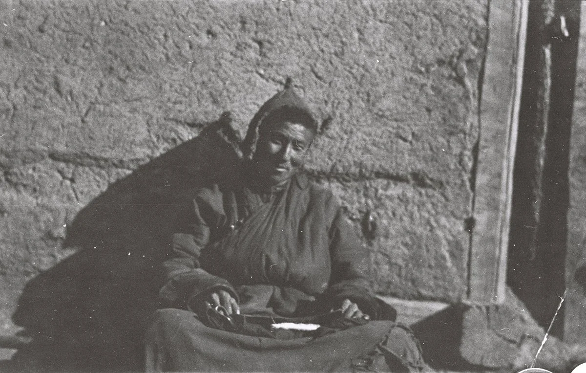  A  lama reading prayers on the street in Urga, March 1912/TAR 