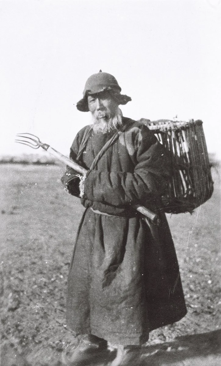  An old Mongol with «argol» outfit, Urga about 1912/RUS 