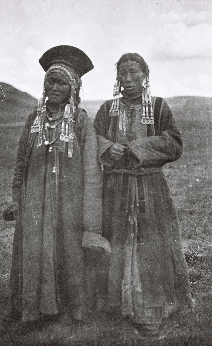  Two «Bargut» women at the Arshan, S. Barga about 1930/Holmes 