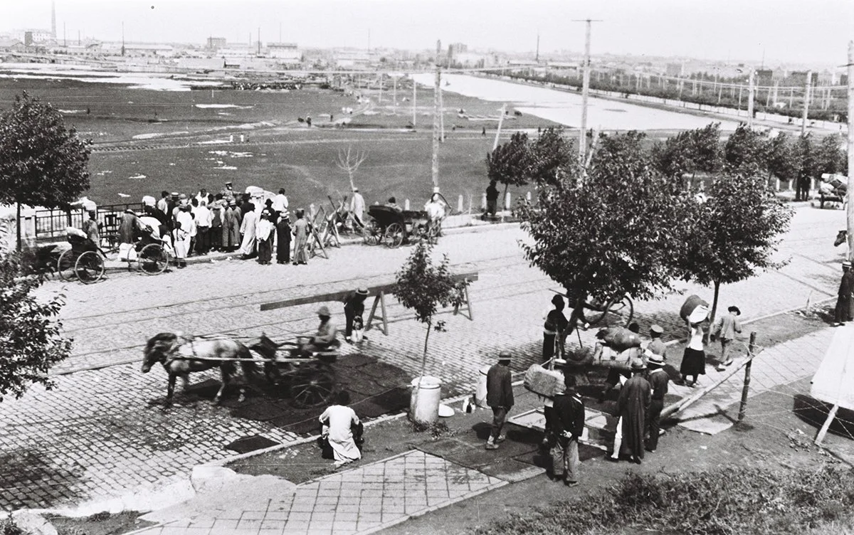  Carts and pedestrians passing over mats soaked in disinfectants to prevent bringing cholaragerms from native or lower city. Harbin, August 1932/Holmes 