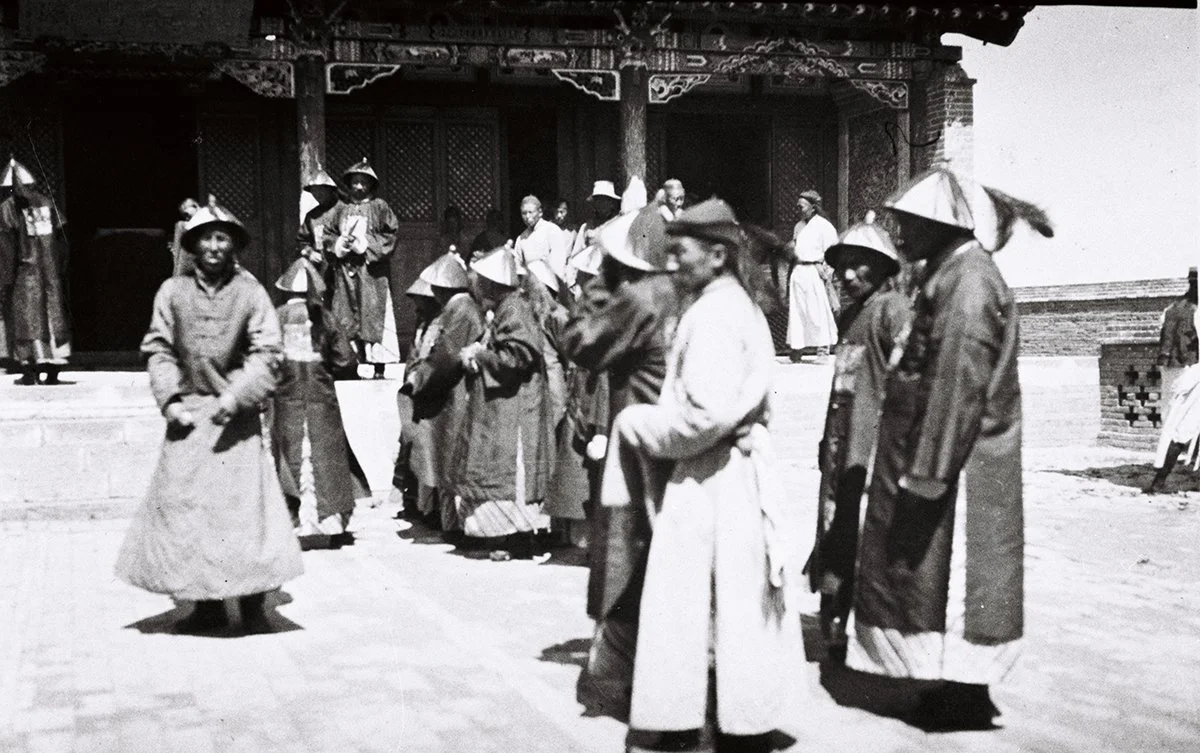  Officials gathering at the Mong. Yamen, Hailar, ab. 1930/Holmes 