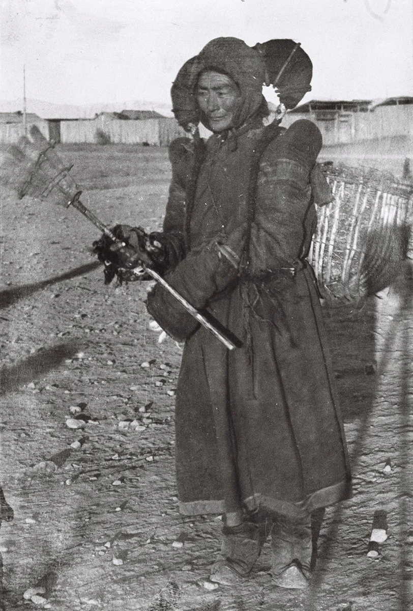  Mong. Woman with «argol» gathering outfit, Urga about 1926/RUS 