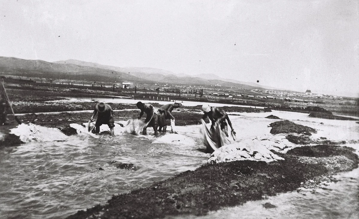 Chi. Tanners washing sheepskins in the river, Urga 1925/RUS 