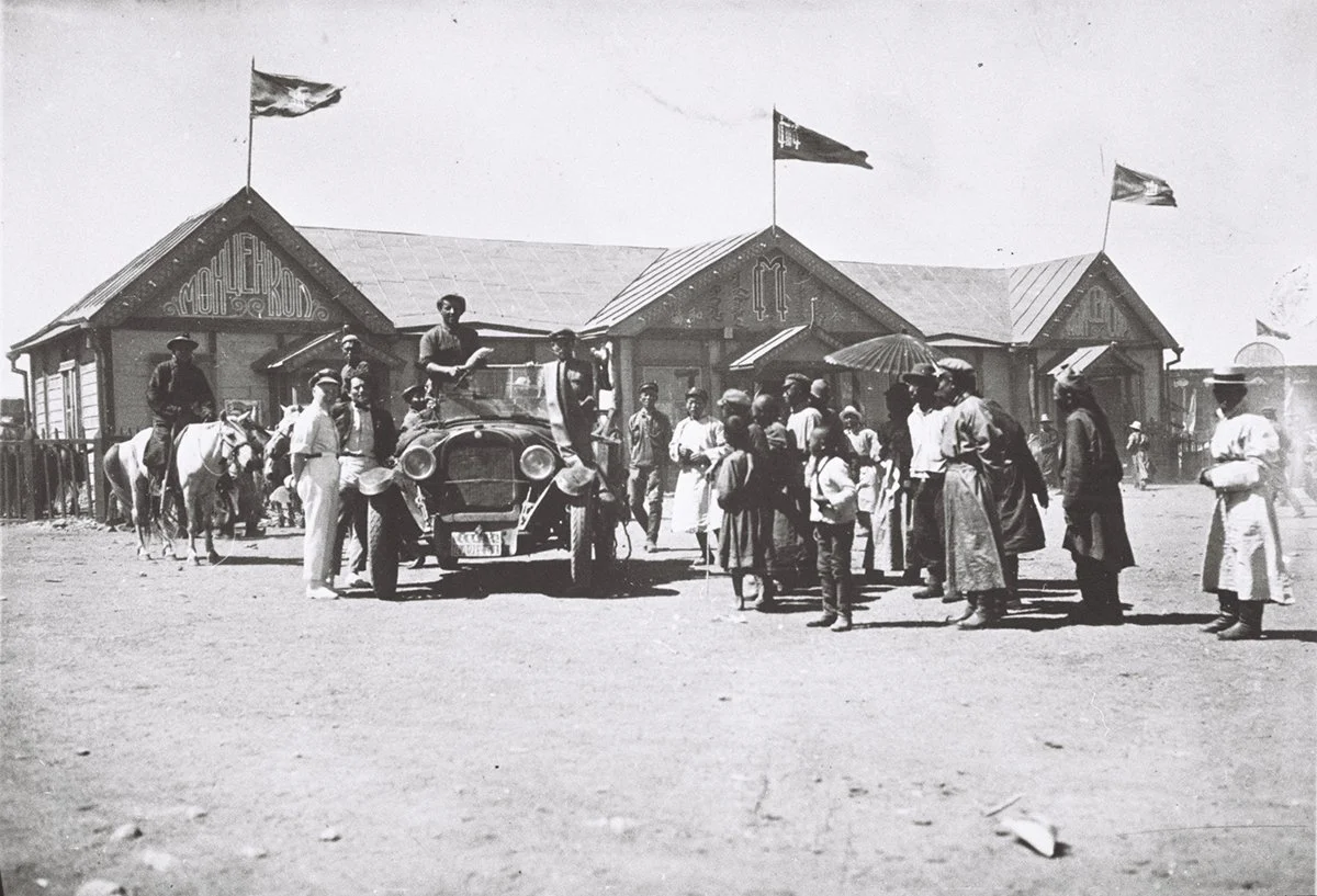  Tola sturgeons shown outside Mongcencop at the fair Urga 1927/Schönauer 