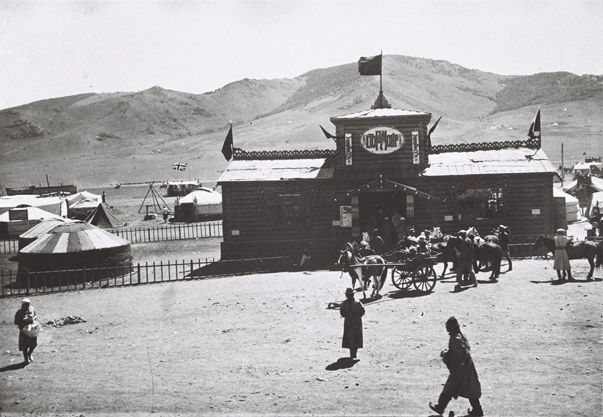  The Stormong buil. Rob. Smith’s yurt with Brit. Flag Urga 1927/Schönauer 