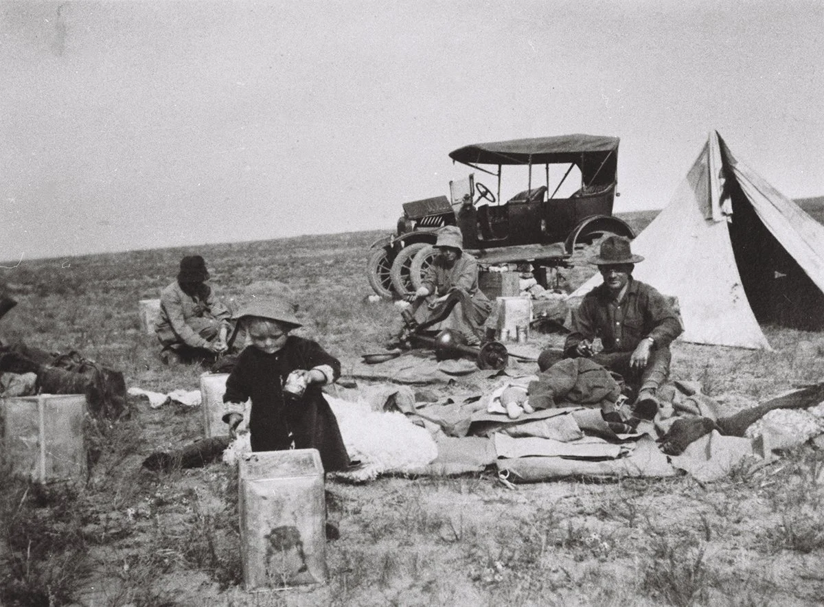  Mrs. Nan Coltman, Oscarboy, Mrs. K.M., A.M. Guptil at car-repair camp in Gobi; autumn 1918/C.L.Coltman 