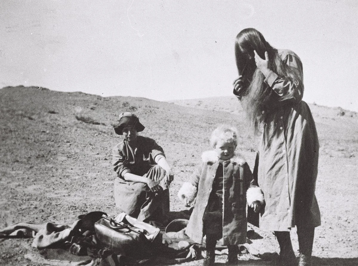  Mrs. Nan Coltman, Oscarboy, Mrs. K.M., A.M. Guptil at car-repair camp in Gobi; autumn 1918/C.L.Coltman 
