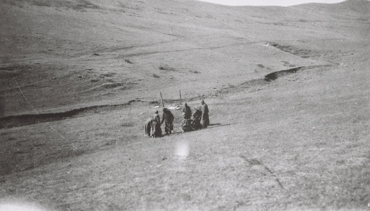  Execution of two Urga Mongols who had killed a girl: Taken in the summer 1919. Order as follows: The prisoners eating previous to being tied up/H. Lucander 