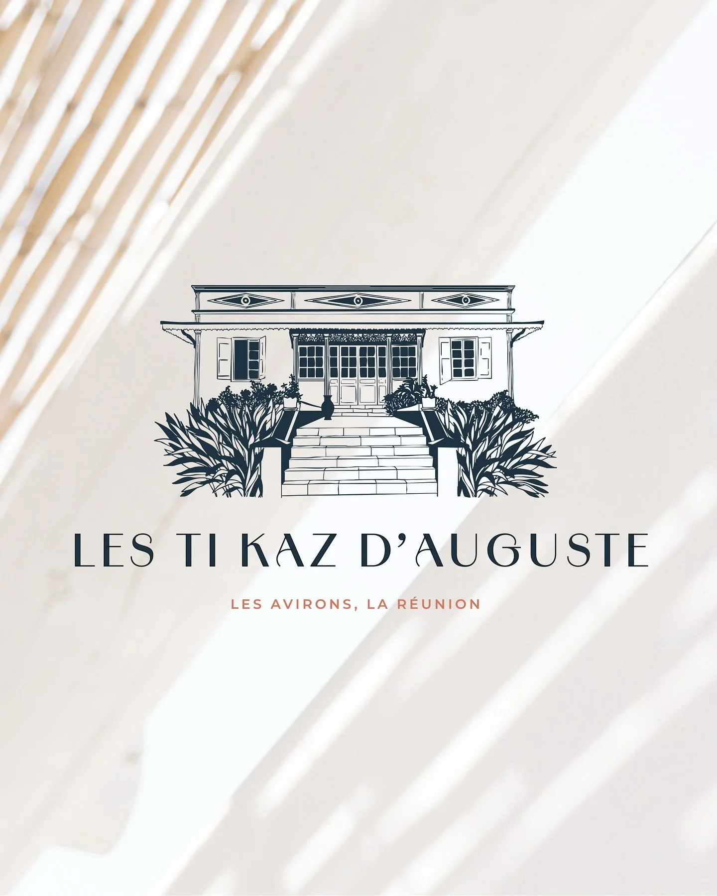 Notre derni&egrave;re r&eacute;alisation nous emm&egrave;ne &agrave; La R&eacute;union, sur les hauteurs verdoyantes des Avirons, o&ugrave; John nous a confi&eacute; la direction artistique, la strat&eacute;gie de marque et la cr&eacute;ation de son 