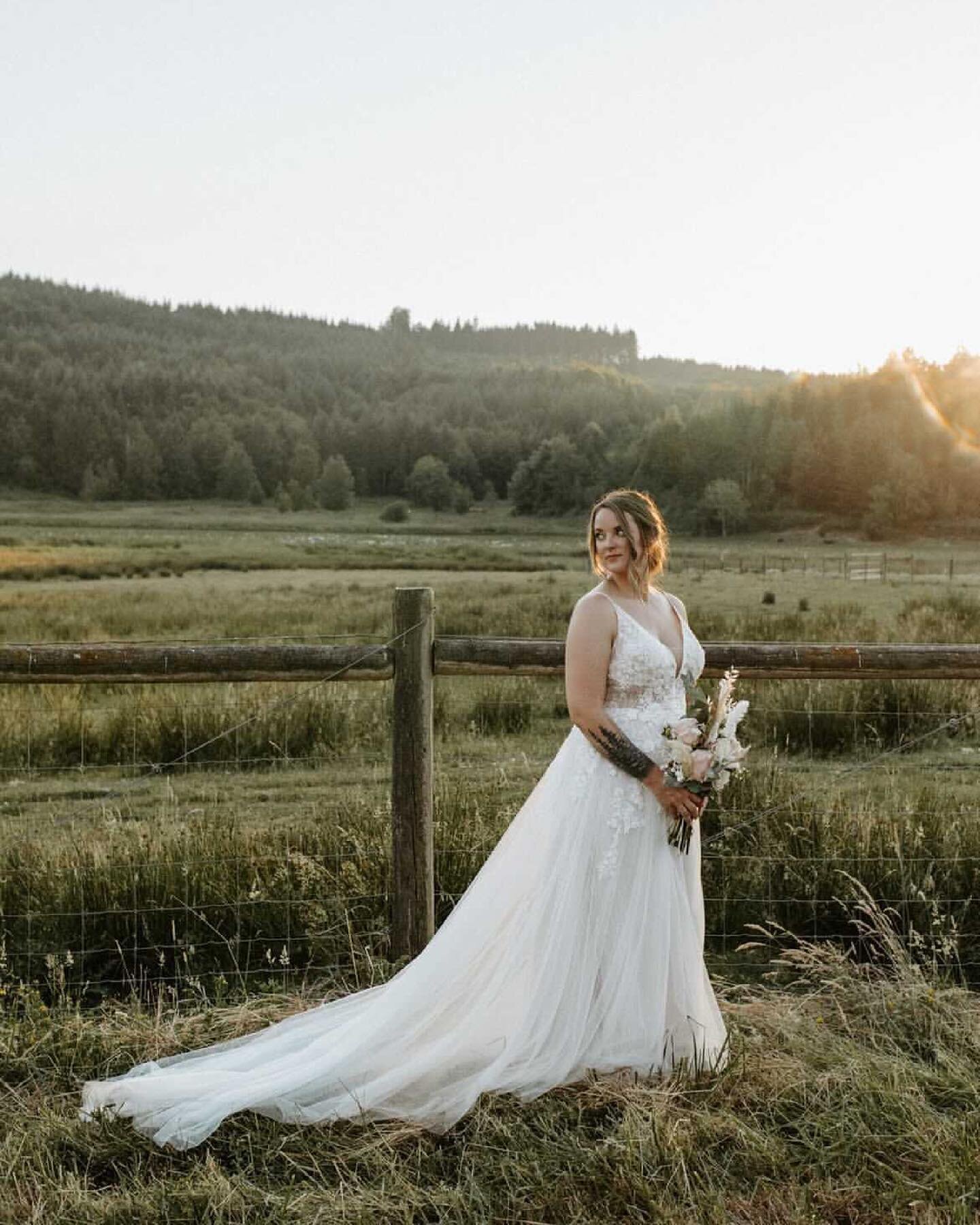 A beautiful bride in her dream dress ✨
This @essenseofaustralia dress is the perfect flowy A-line for your outdoor wedding
&bull;
&bull;
&bull;
&bull;
#bride #weddingdress #weddingday #weddingdayinspiration #weddingphotos #weddingphotoideas #weddingp