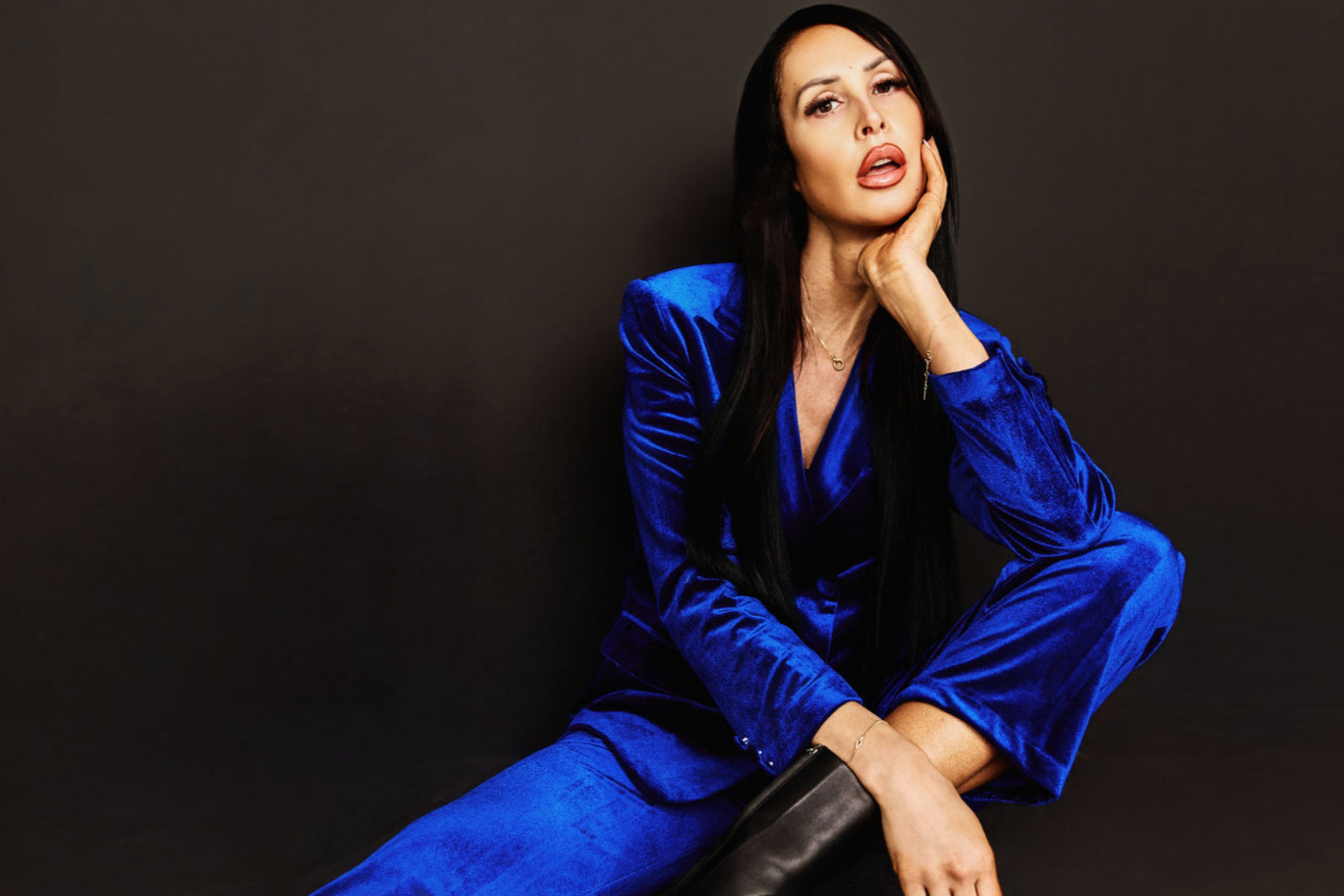 What to Wear for Your Professional Headshot: A Guide for Women in Naperville