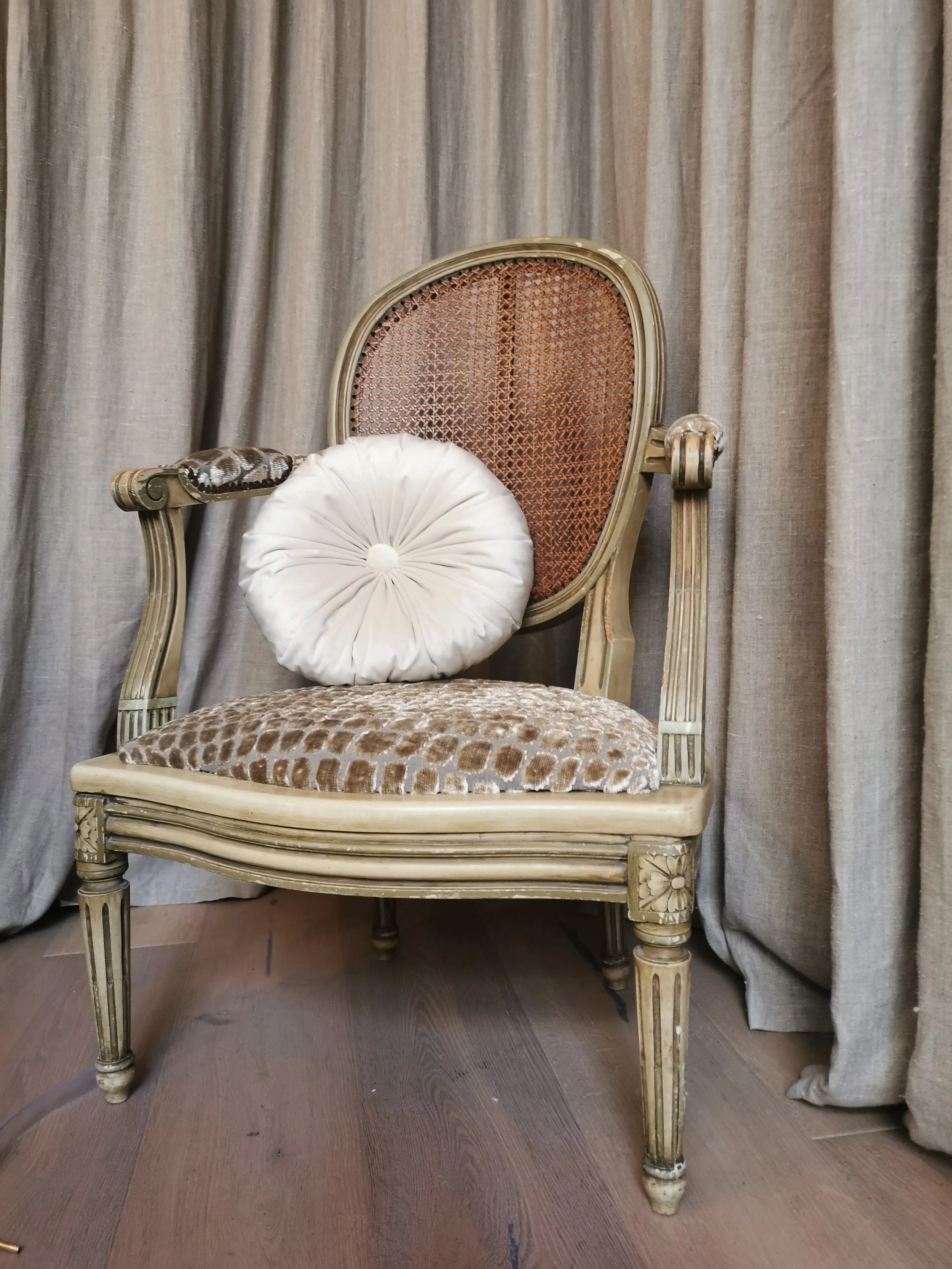 Borella_Vogue_decoration_tapissier_Geneve_mobilierlouiXVI.jpg