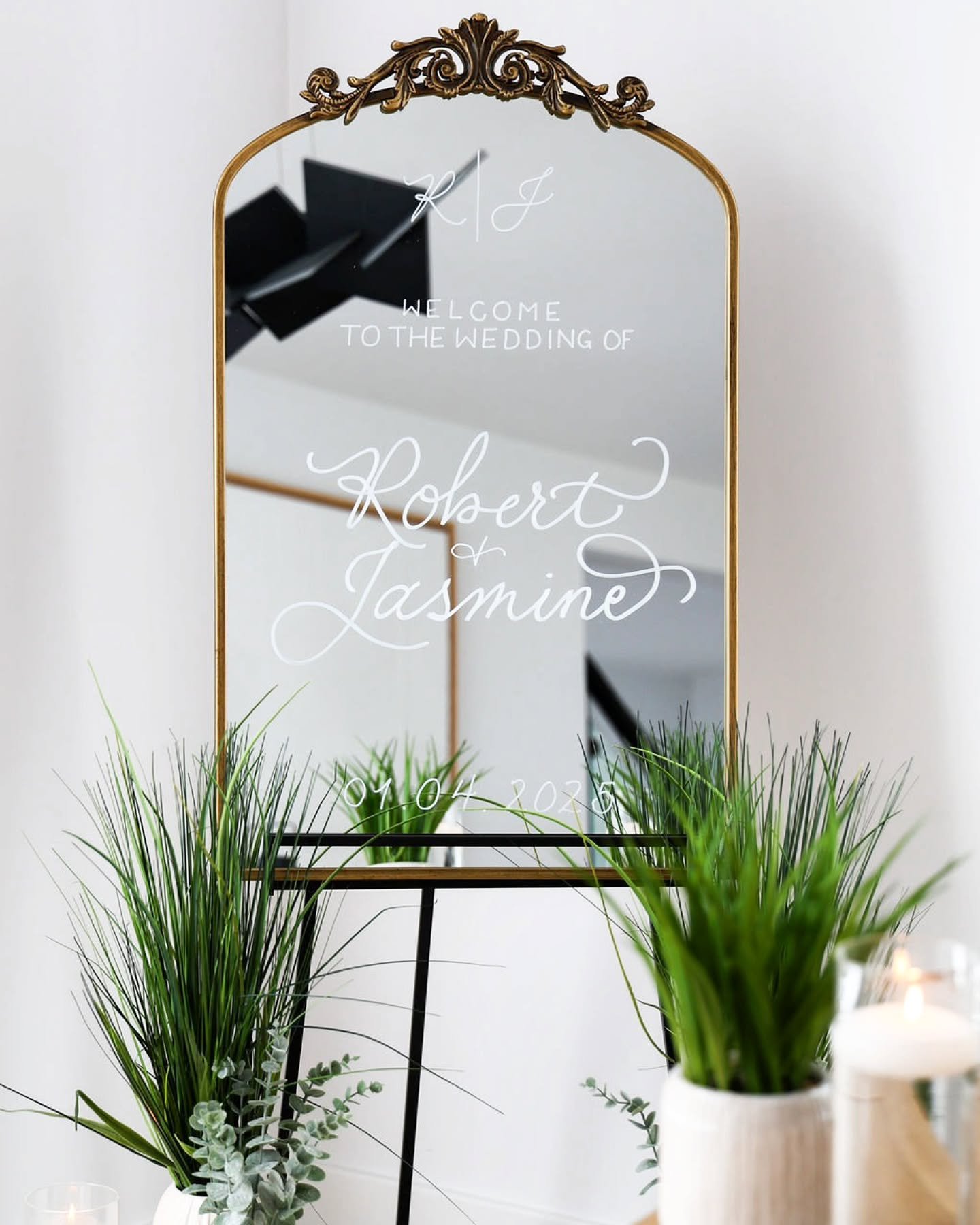 A w.inks Modern Calligraphy x Boho Zahras Collaboration

We're so excited to announce that we have teamed up to now offer bespoke wedding signage to make your day truly unforgettable. 

Elevate your occasion with a touch of modern elegance and classi