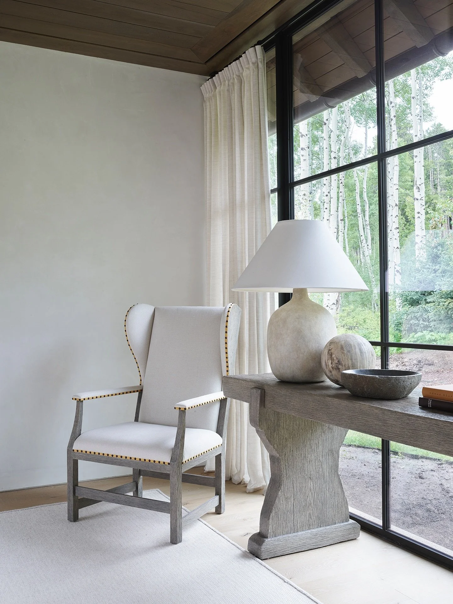 INTERIOR DESIGN- RESIDENTIAL

Interior Designer:
SUZANNE KASLER INTERIORS
Atlanta, Georgia

DAYBREAK
Beaver Creek, Colorado

For this ski chalet in Beaver Creek, our vision was to create a refined, clean-lined retreat that offers a sense of serenity 