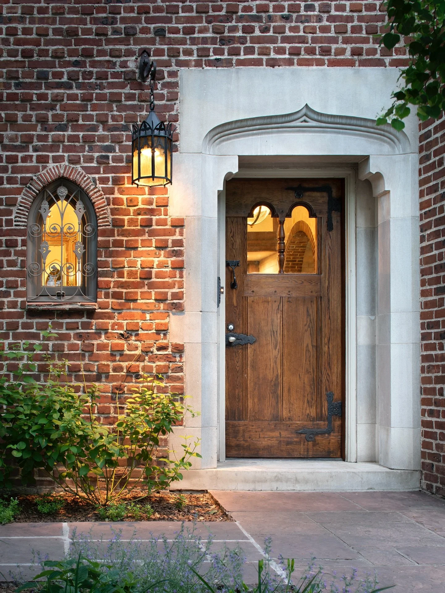 HISTORIC PRESERVATION
*CERTIFICATE OF MERIT*

Architect:
EKMAN DESIGN STUDIO
Denver, Colorado

HOYT TUDOR
Denver, Colorado

In 1928, prominent architect Burnham Hoyt designed an asymmetrical brick residence in a now historical neighborhood of Denver.