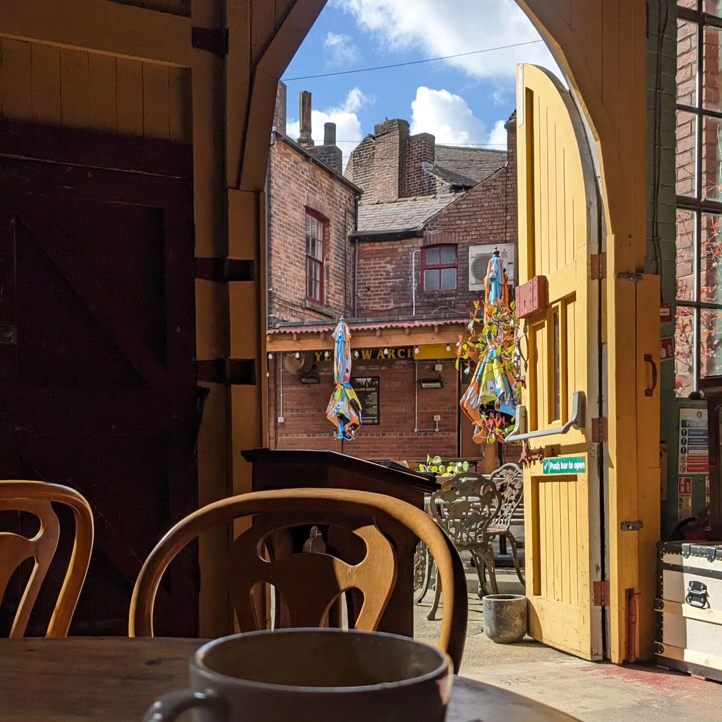 A lovely way to prepare for today's walking tour of Neepsend. Enjoying the sun and a coffee at @warehouseofantiques at @yellowarchstudios 

#neepsend #walkingtour #historywalks #sheffield #kelhamisland #antiques #sheffieldantiques #sheffieldcoffee #w