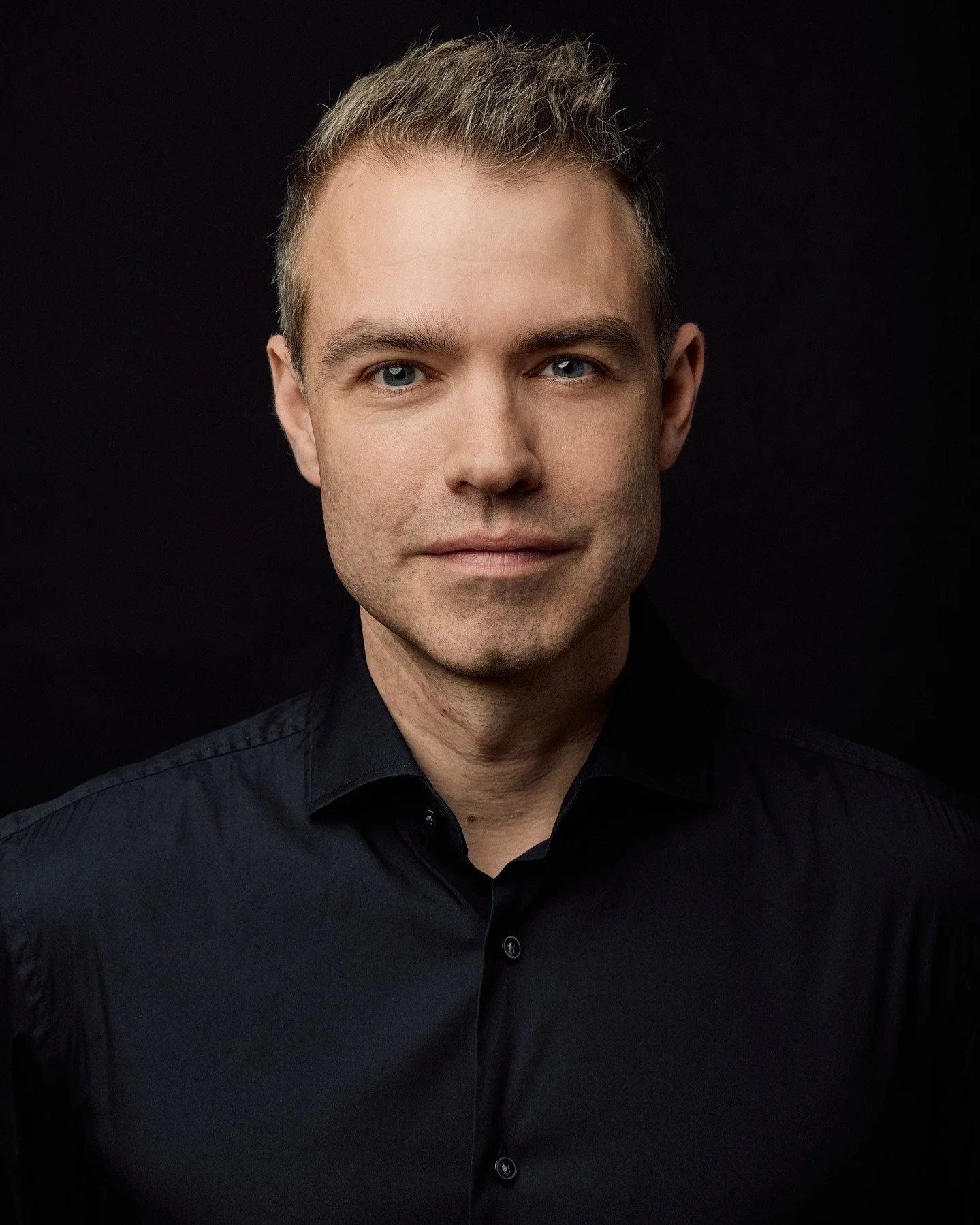 AI portraits are not:

real.
human.
trustworthy.

I love AI.
but: who wants fake portraits?

Portr&auml;ts von und f&uuml;r Steffen Schumann 💥

___

▶︎ #portrait #headshots #photography #studioportraits #headshotsdoneright #iloveAIbutletsnotdofakepo